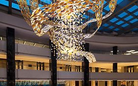 Hilton Foshan - Visit The Lobby Aquarium